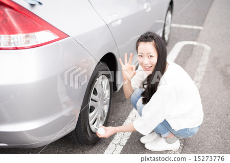 檢查氣動壓力的女性 15273776