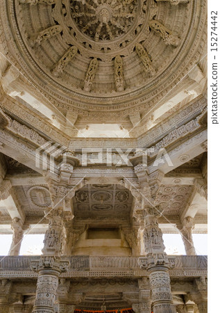 耆那教的寺廟雕塑在Lanakpur，印度 15274442