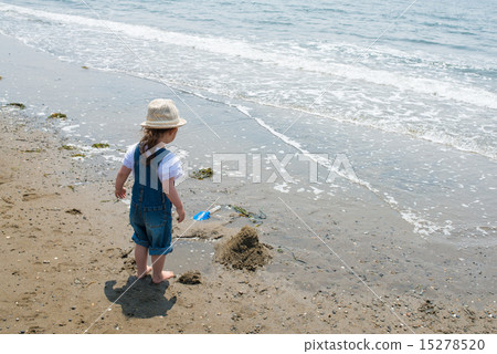 Girls playing in the sea 15278520