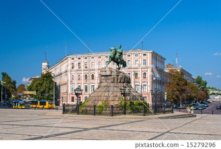 The Bogdan Khmelnitsky monument at Sofiyska Square 15279296
