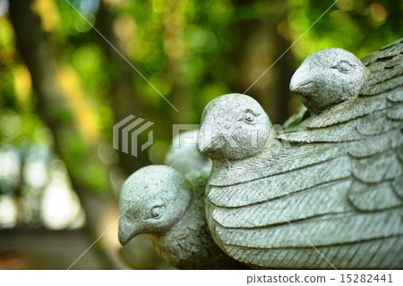 鴿子的石雕像 15282441