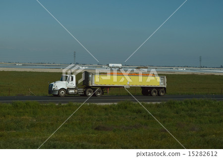 Trailer 15282612