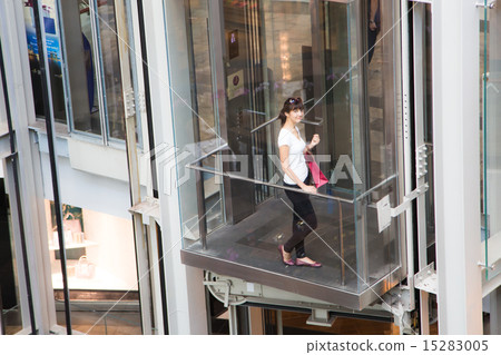 Women shopping in Singapore mall 15283005