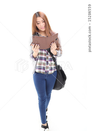 Woman wth tablet pc and shoulder bag study Woman wth tablet pc and shoulder bag study 15286559