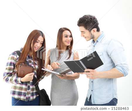 Male female group discussion 15288463