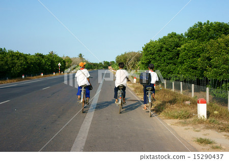 BEN TRE, VIET NAM- MAR 24: Group of three unidenti 15290437