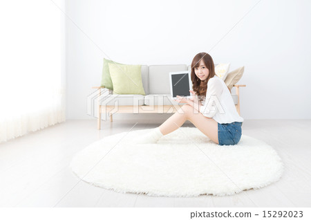 年輕的女士20的房間平板電腦節目 年輕的女士20的房間平板電腦節目 15292023