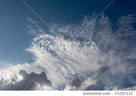白雲正在蔓延 白雲正在蔓延 15292112