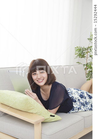 使用在沙發的一個少婦一種片劑 15292444