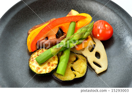 烤蔬菜(熱蔬菜,烤和炒)。 烤蔬菜(熱蔬菜,烤和炒)。 15293003