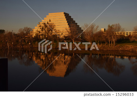 Ziggurat薩克拉門托美國西海岸薩克拉門托河 Ziggurat薩克拉門托美國西海岸薩克拉門托河 15296033