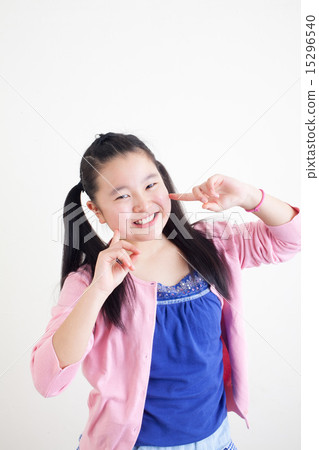 擺在的女性小學學生 擺在的女性小學學生 15296540