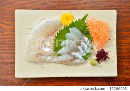 高知生魚片 少許胡蘿蔔粘在前圓角上 照片素材 圖片 圖庫