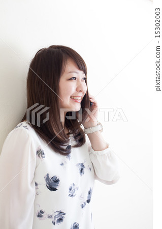 A woman using a smartphone 15302003