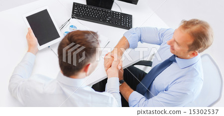 businessmen shaking hands in office 15302537