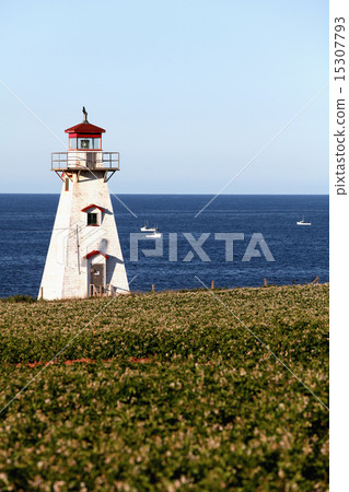 在綠色山牆愛德華王子島的安妮海島上的紅色和白色海島海角Tryon燈塔 在綠色山牆愛德華王子島的安妮海島上的紅色和白色海島海角Tryon燈塔 15307793
