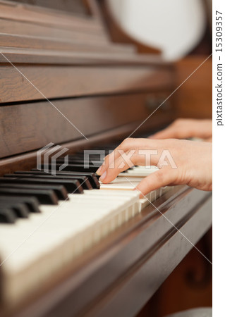 play piano 15309357