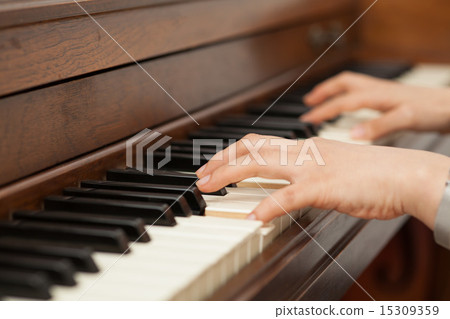 play piano 15309359