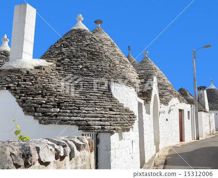 Trulli in the southern Italian town of Alberobello 15312006