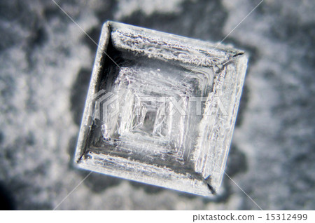 Crystal of salt (micrograph) 15312499