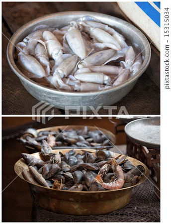 Traditional asian fish market 15315034