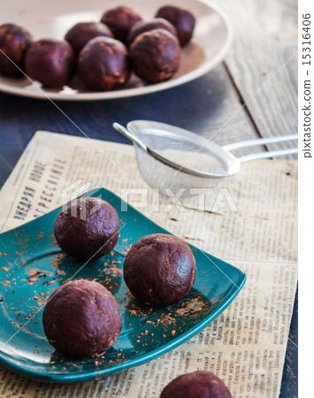 lentil candies with chocolate truffle, healthy  15316406