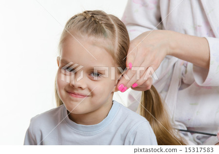 Mom braids tails of hair six-year daughter Mom braids tails of hair six-year daughter 15317583
