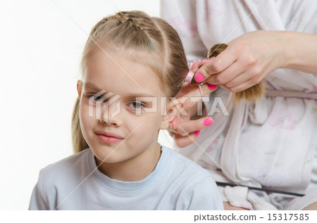 Mom braids tails daughter Mom braids tails daughter 15317585