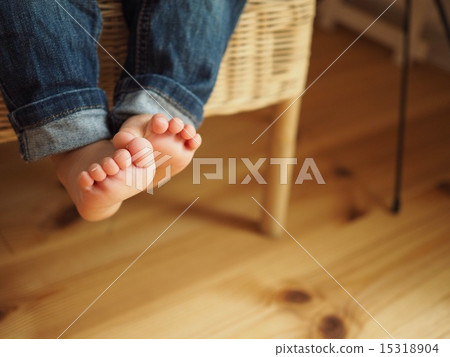 Baby's foot 15318904