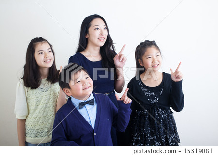 兒童指著很遠的地方 兒童指著很遠的地方 15319081