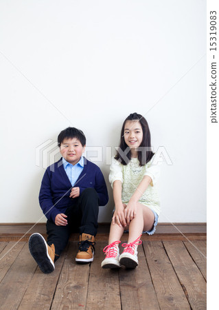 坐小學女生和男生 15319083