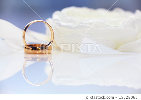 Wedding rings macro 15328063
