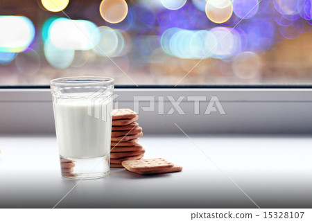 glass of milk and crackers 15328107