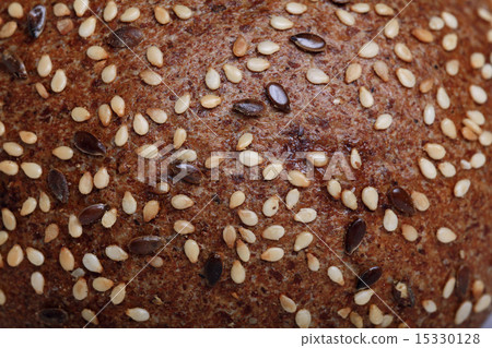 texture of bread with cereals 15330128