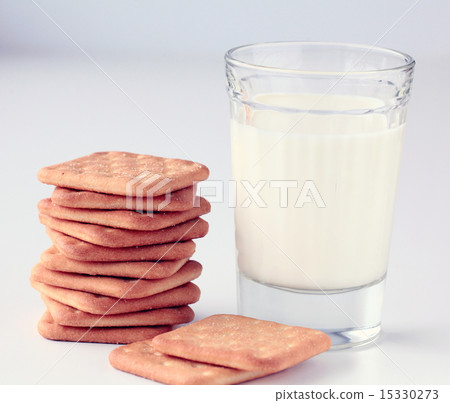 glass of milk and crackers 15330273