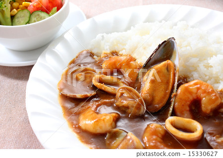 Seafood curry and salad 15330627