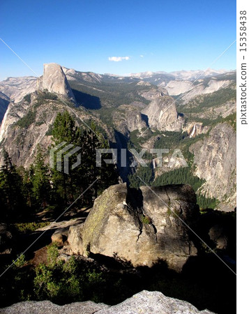約塞米蒂國家公園(Yosemite National Park)從冰川點全景(Glacier Point Panorama)可欣賞到半圓頂和內華達瀑布的絕佳景色 約塞米蒂國家公園(Yosemite National Park)從冰川點全景(Glacier Point Panorama)可欣賞到半圓頂和內華達瀑布的絕佳景色 15358438