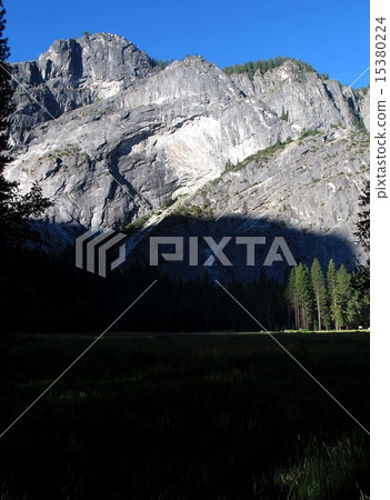 Yosemite National Park Silence of huge rocky mountains and meadows in early morning volley view 15380224