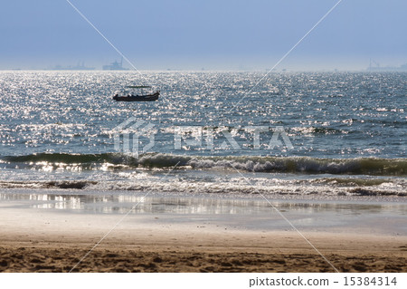 Boat at sea 15384314