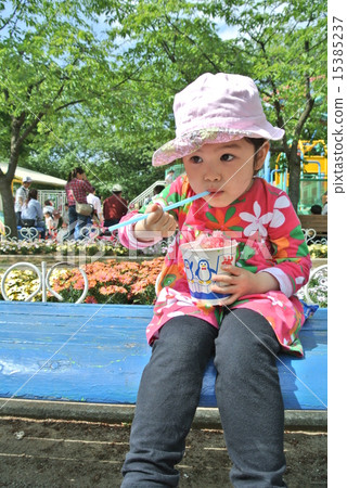 Oyster girls eating ice 15385237