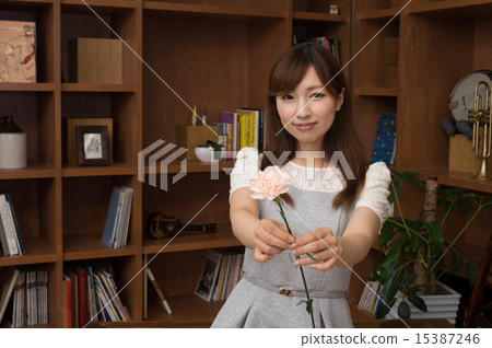 給花康乃馨的婦女 給花康乃馨的婦女 15387246