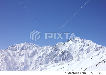 北阿爾卑斯山白馬五龍湖和鹿島Atsugatake,在晴朗的天空冬天的天空下顯示一個美麗的身影 北阿爾卑斯山白馬五龍湖和鹿島Atsugatake,在晴朗的天空冬天的天空下顯示一個美麗的身影 15387345