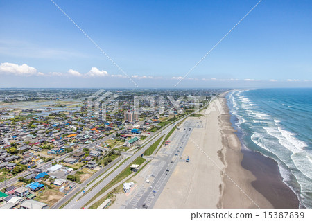 從海拔100米到空中拍攝的美麗海岸線,到處都是 從海拔100米到空中拍攝的美麗海岸線,到處都是 15387839