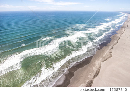 從海拔100米到空中拍攝的美麗海岸線,到處都是 從海拔100米到空中拍攝的美麗海岸線,到處都是 15387840