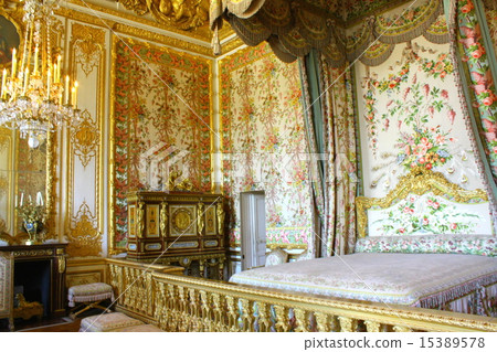 Bedroom of the Queen of Versailles palace 15389578