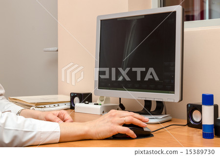 Roentgenographer is browsing digital images 15389730