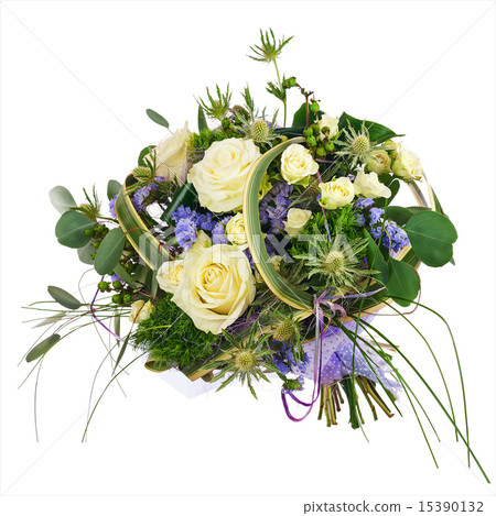 Flower bouquet from roses, green carnation and statice flowers i 15390132