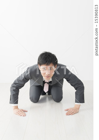 一個年輕的商人聚集在地下 15390813