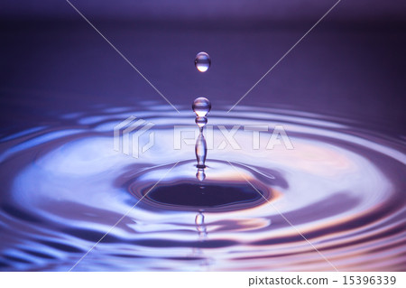 Macro drops of water, dark tone. 15396339