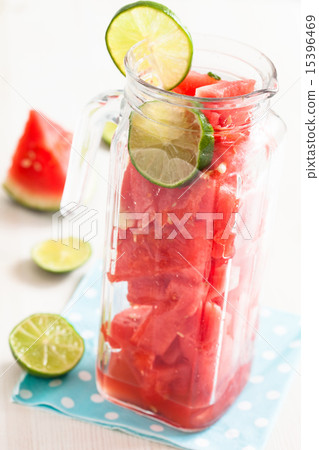 Watermelon and lime drink 15396469